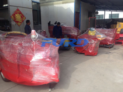 福瑞得機(jī)械座駕壓路機(jī)、大容量灌縫機(jī)，小型灌縫機(jī)包裝完畢準(zhǔn)備發(fā)貨