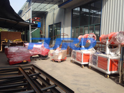 福瑞得機械壓路機、二次結(jié)構(gòu)澆注機、霧炮準備發(fā)貨