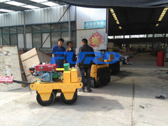 福瑞得機(jī)械手扶雙輪壓路機(jī)，二次結(jié)構(gòu)澆筑泵及時(shí)包貨