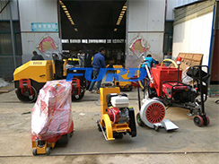 七月，福瑞得灌縫機(jī)、灌縫膠等路面養(yǎng)護(hù)設(shè)備發(fā)貨忙