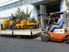 福瑞得機(jī)械4臺小型壓路機(jī)裝車發(fā)往河南。